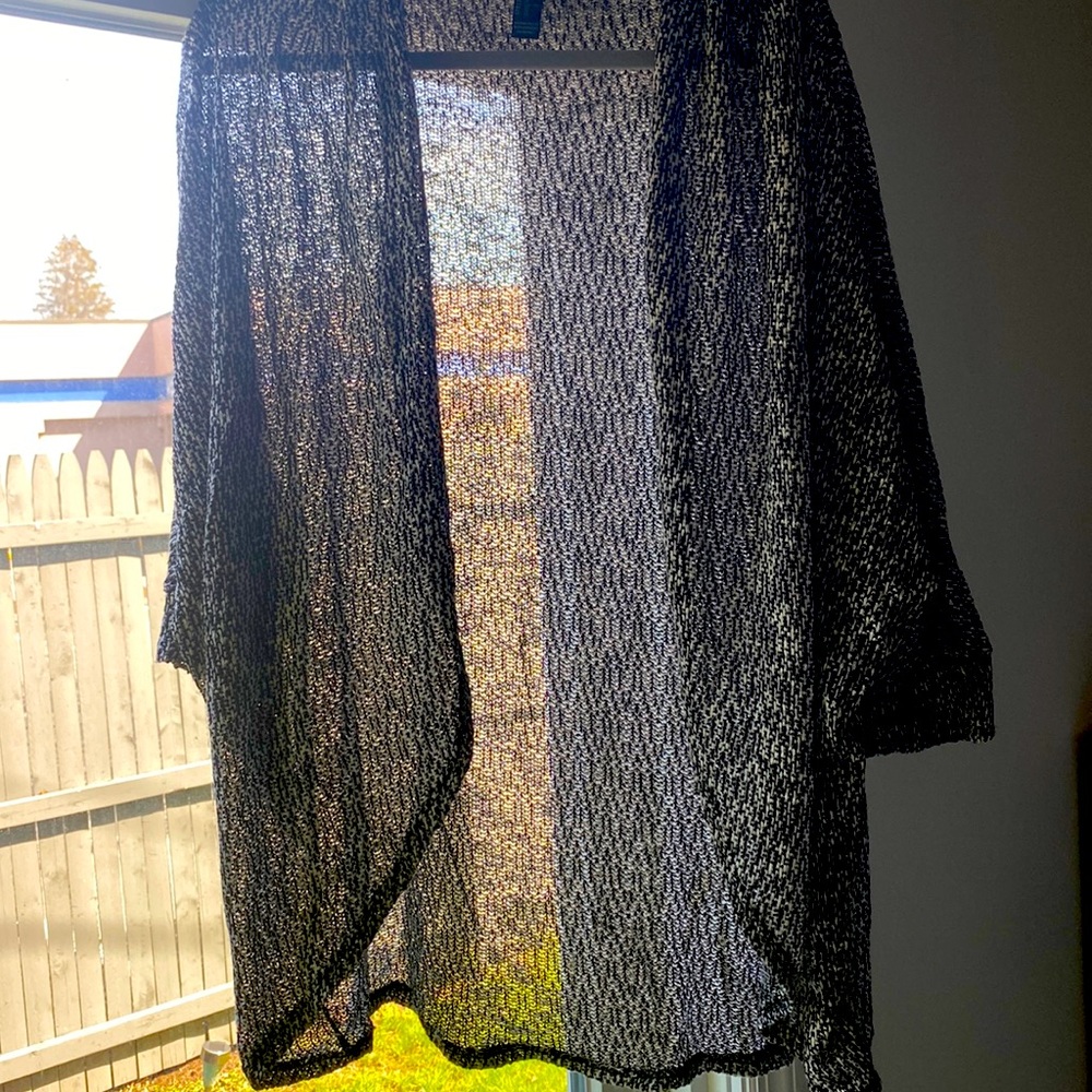 New forever 21 black and white sweater size 1x